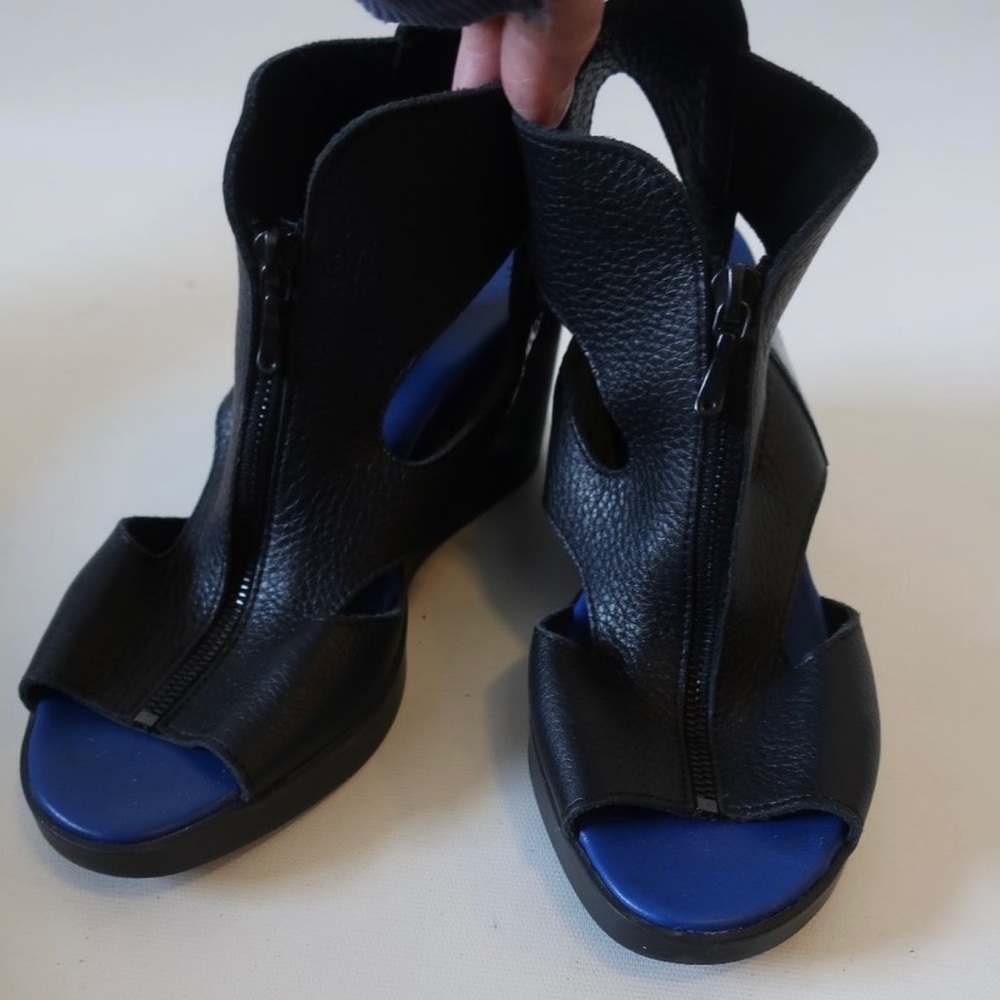ARCHE BLACK LEATHER CUT OUT WEDGE SANDALS EU39